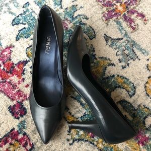 Vaneli Classic Navy Pump - Like New!